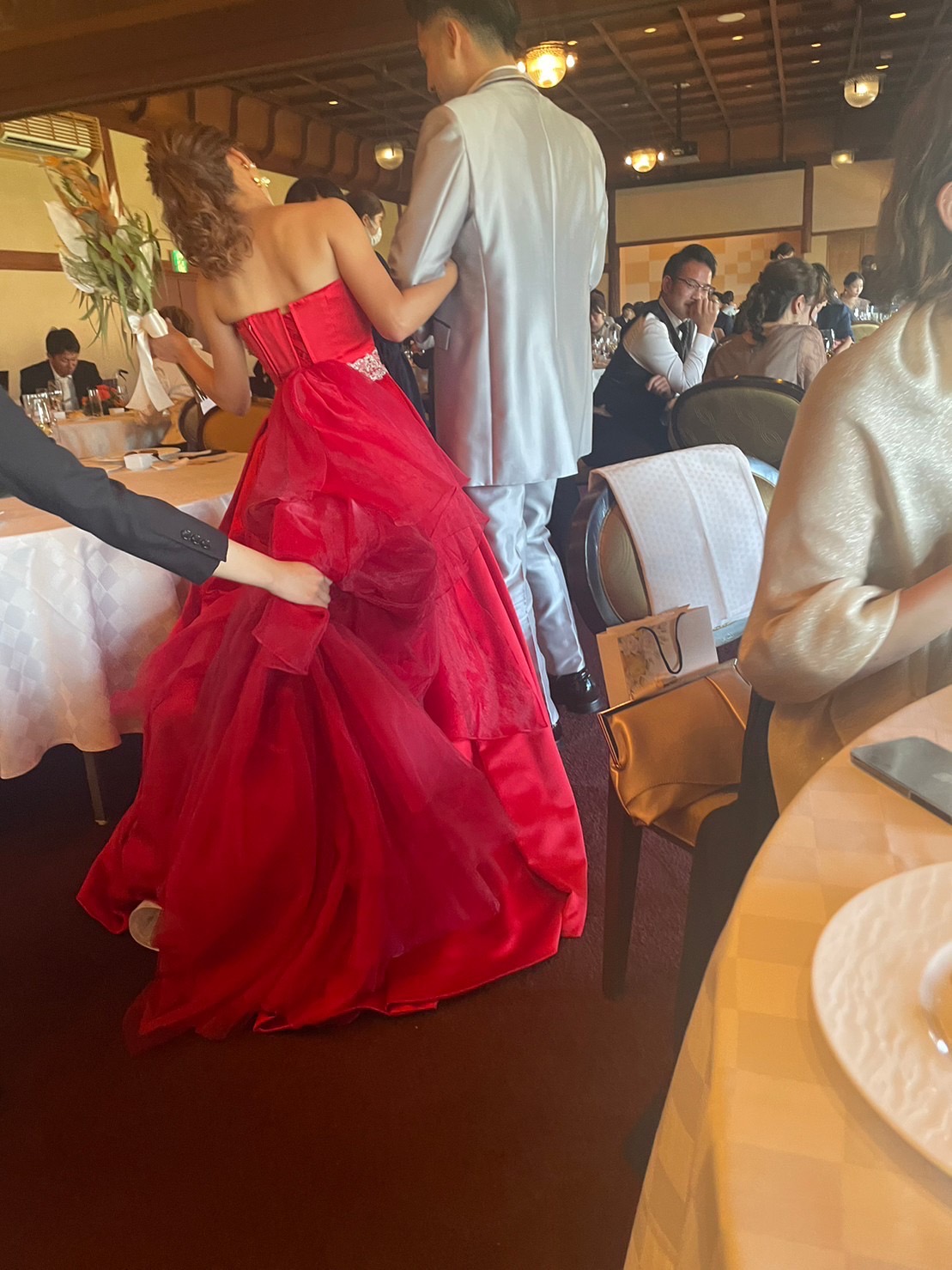赤のカラードレス背中も綺麗！